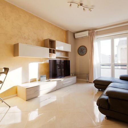 Niguarda Bright Apartment W/ Balcony Milaan Buitenkant foto